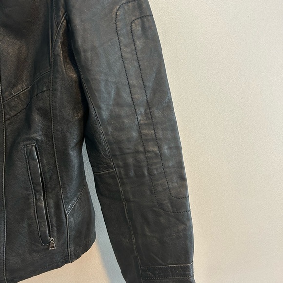 Danier women’s xs Black Leather zip up Jacket - Picture 3 of 8